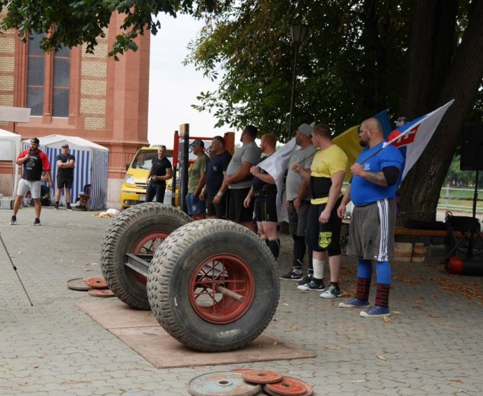 В Ужгороді під дощем змагались силачі – 02 В Ужгороді під дощем змагались силачі – 02