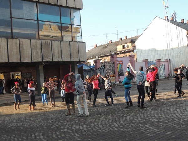 До Дня святого Валентина у центрі Берегова чоловік оригінально освідчився дівчині у коханні (ФОТО) – 04