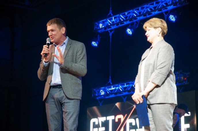  Роберт Горват нагородив засновницю та керівницю танцювальної студії «Бліц» Олену Камінську Грамотою Верховної Ради – 01