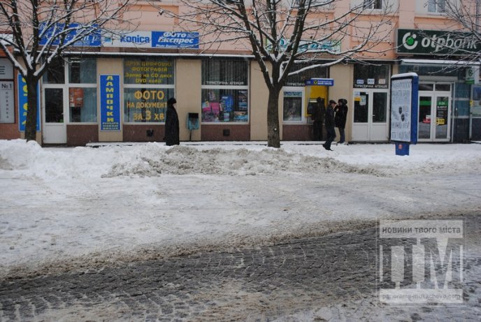 Центральну частину Мукачева комунальники очищають від снігу (ФОТО) – 01