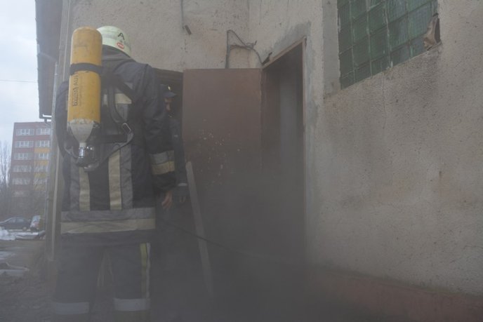 Закарпатські вогнеборці рятували людей у задимленому приміщенні – 05