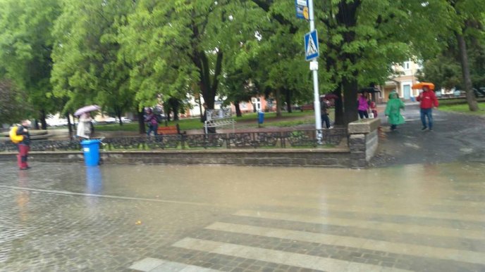 В Ужгороді відкачували воду на затопленій зливою площі Петефі – 05