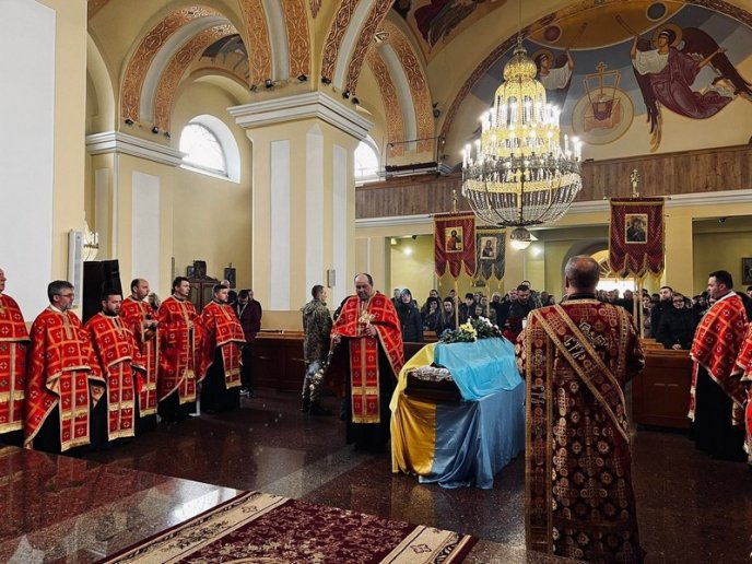 У Мукачеві попрощалися із 18-річним Героєм, який загинув на війні – 01