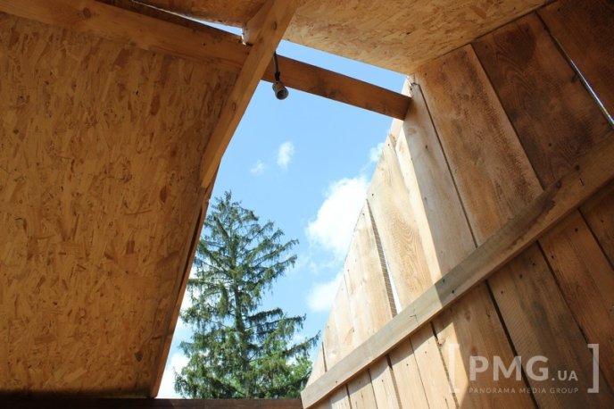 Збудовані до фестивалю "Червене вино" будиночки у парку "Перемога" руйнуються на очах – 07