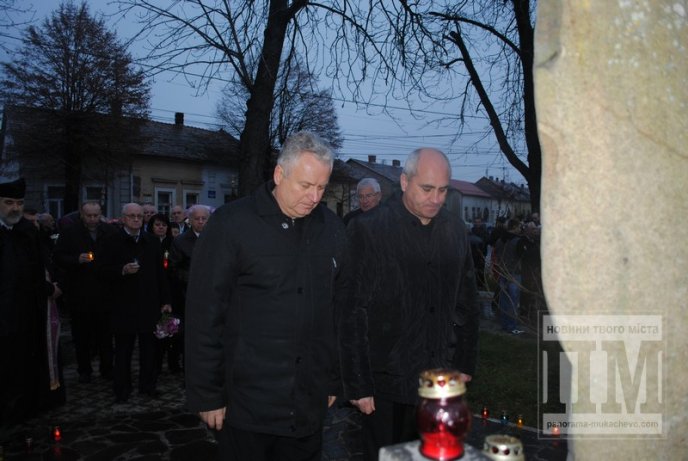 Мукачівці помолились за невинних жертв Голодомору 1932-33-х років (ФОТОРЕПОРТАЖ) – 13 Мукачівці помолились за невинних жертв Голодомору 1932-33-х років (ФОТОРЕПОРТАЖ) – 13