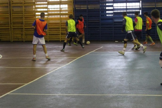 Патрульні поліцейські зійшлись у футбольному двобої із журналістами та громадськими активістами – 15