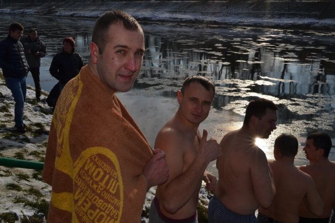 Патрульні поліцейські занурились у холодний Уж – 07