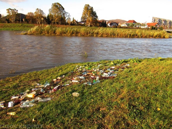 На березі Латориці у Мукачеві з’явилися купи пластикового сміття – 09 На березі Латориці у Мукачеві з’явилися купи пластикового сміття – 09