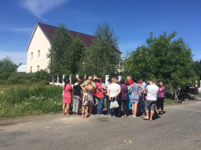 Жителі Часлівців через відсутність води ледь не перекрили трасу "Київ-Чоп" – 02