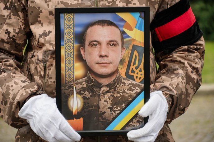 Поховали закарпатця, який загинув, залишаючись до кінця вірним військовій присязі – 01