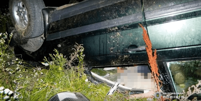 Смертельна ДТП: машина злетіла в провалля і перекинулася – 01