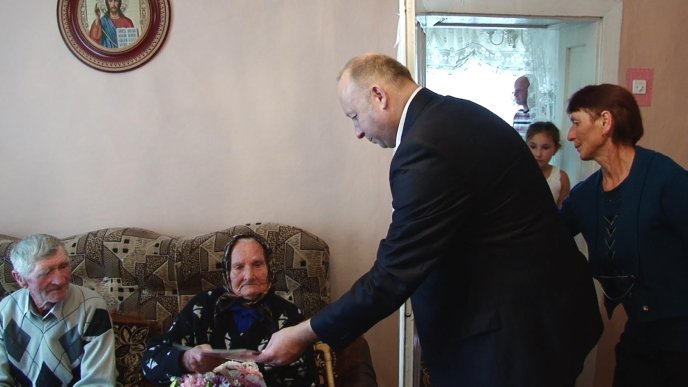 Закарпатка в 101-й день свого народження отримала великий подарунок – 02