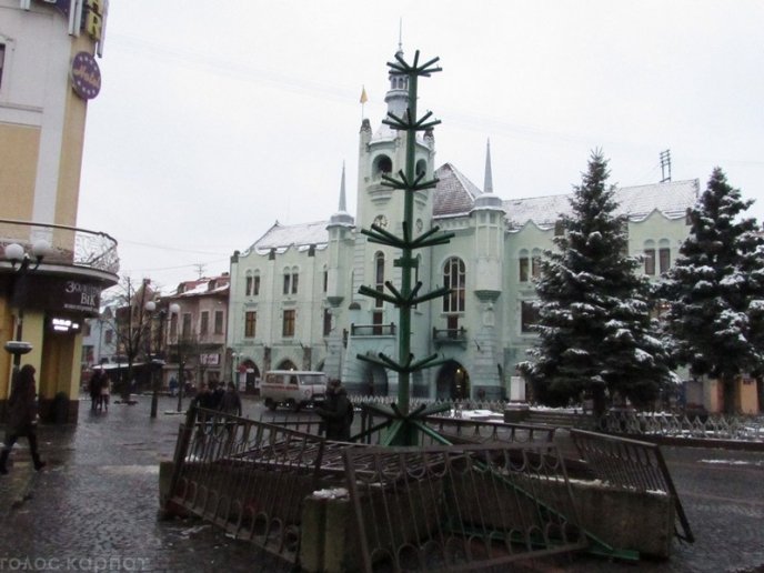 У Мукачеві почали встановлювати головну новорічну ялинку міста  – 02