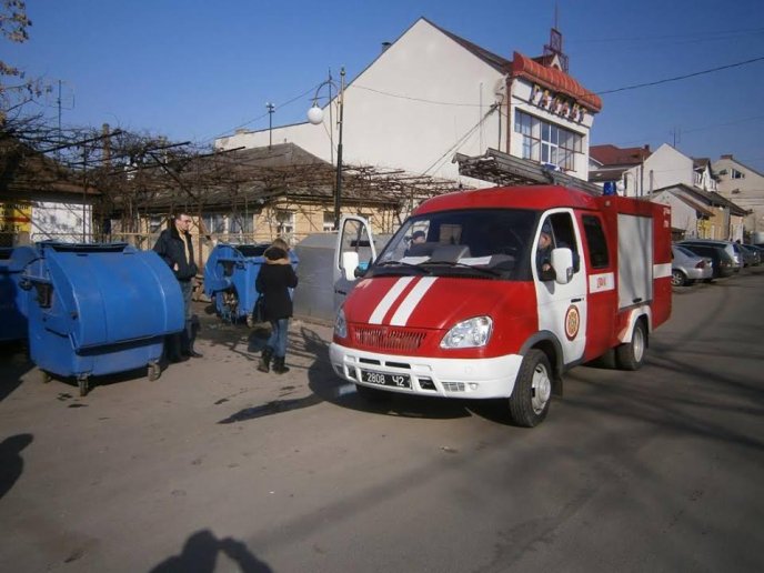 В Ужгороді невідомі вандали підпалюють сміттєві контейнери – 02