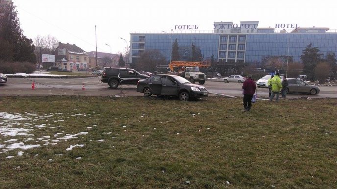 В Ужгороді автівка знесла стовп – 01 В Ужгороді автівка знесла стовп – 01