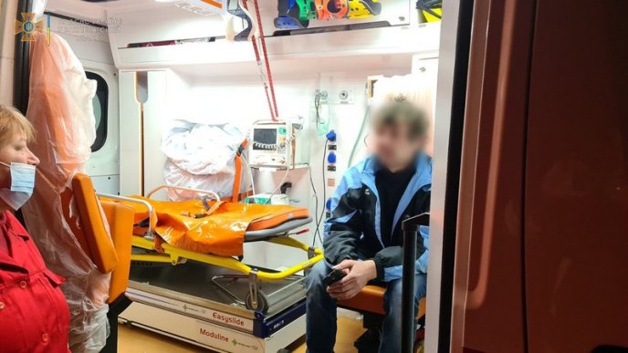 На Закарпатті сталась ДТП: рятувальники витягали водія з понівеченого автомобіля – 03