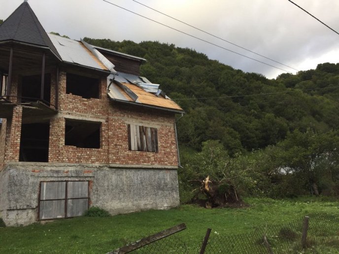 З’явилися фото наслідків страшної негоди на Закарпатті – 01