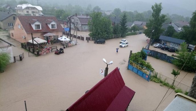 В одному із населених пунктів області вода з потічків залила вулиці – 03