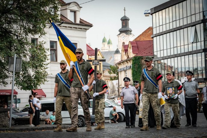 Залишились дружина та дві доньки: в області поховали захисника, життя якого обірвалось – 04