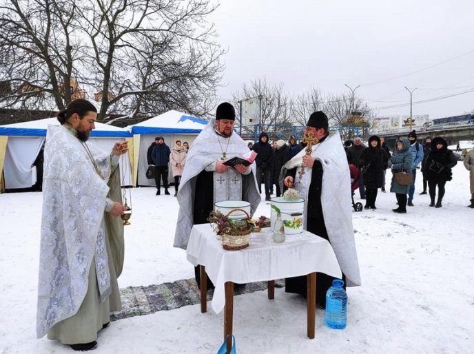 Як мукачівці на Водохреще у Латорицю пірнали – 01