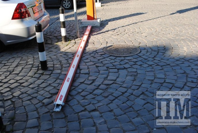 Цієї ночі у Мукачеві невідомі відламали шлагбаум, що знаходиться при в’їзді в центральну частину міста (ФОТО) – 01
