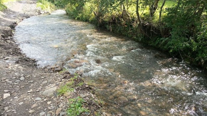 У Закарпатському селі через підвищення рівня води змило дорогу – 01