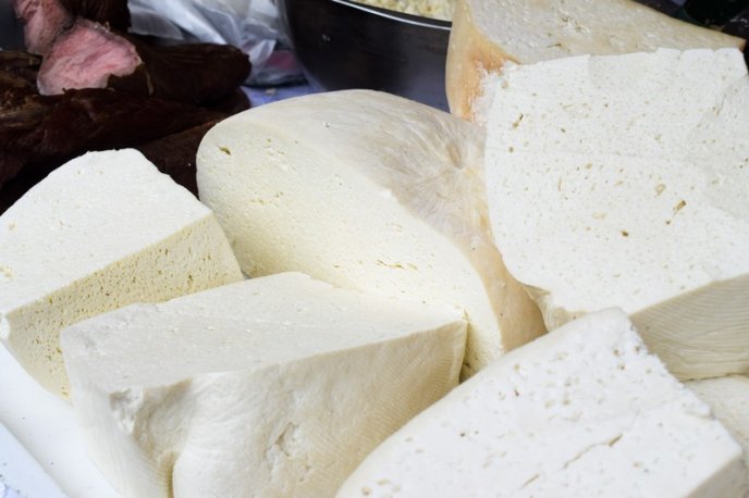 Сири, м’ясо, вино та мед: як в Ужгороді Петрівський ярмарок проходить – 02 Сири, м’ясо, вино та мед: як в Ужгороді Петрівський ярмарок проходить – 02