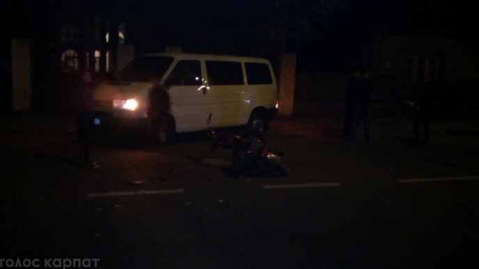 ДТП у Виноградові: мотоцикл врізався у мікроавтобус, – ЗМІ – 04