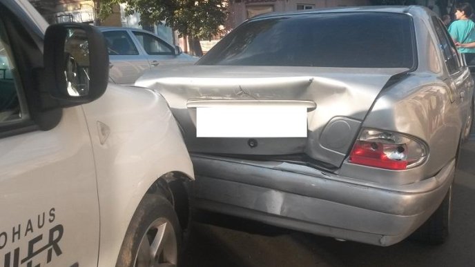 Потрійна ДТП в Ужгороді: зіткнулись "Volkswagen", "Mercedes" і "Renault" – 08