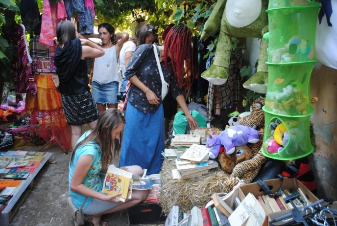 В Ужгороді проходить благодійна "Міська барахолка" – 09