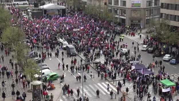  У Празі кількатисячний натовп протестує проти проукраїнського уряду Фіали – 02