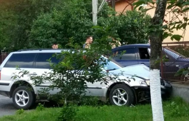 В Іршаві автомобіль врізався в огорожу – 02 В Іршаві автомобіль врізався в огорожу – 02