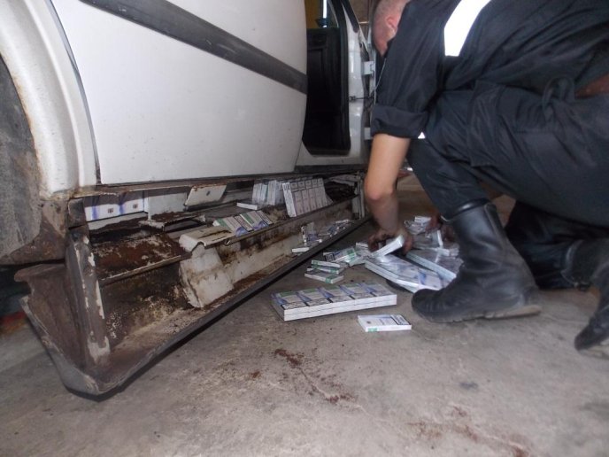 Угорець намагався незаконно перевезти через україно-словацький кордон понад 1,5 тисяч пачок сигарет (ФОТО) – 04