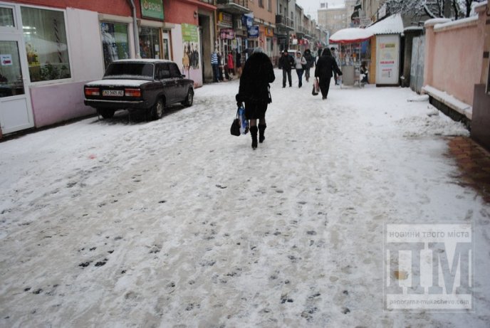 Мукачево у сніговому полоні: комунальники відкопують місто (ФОТО) – 14