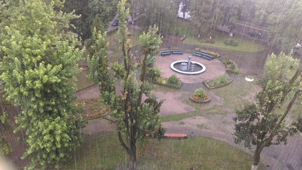 В Ужгороді паде дощ з градом – 04