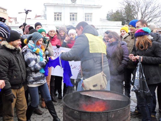 В Ужгороді мітингувальники демонстративно спалили символіку Партії регіонів (ФОТО) – 03