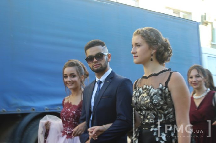 У Мукачеві стартував парад випускників – 17