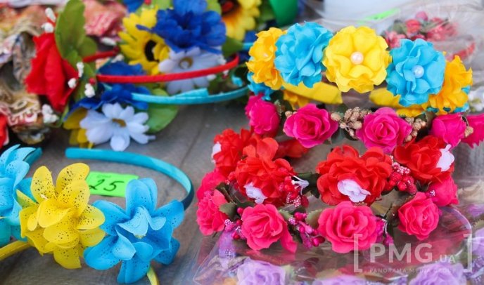 Набережну перед Мукачівським монастирем заполонили торговці – 11