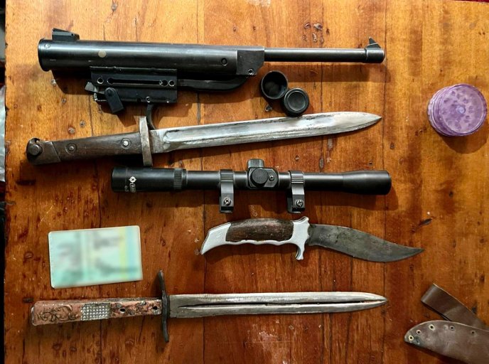 Під час обшуку в закарпатця виявили зброю, наркотики та дві гранати – 01 Під час обшуку в закарпатця виявили зброю, наркотики та дві гранати – 01