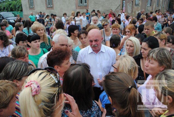 Сьогодні Мукачево мітингувало: сотні жінок перекрили дорогу та вимагали не забирати чоловіків у армію (ФОТО) – 45