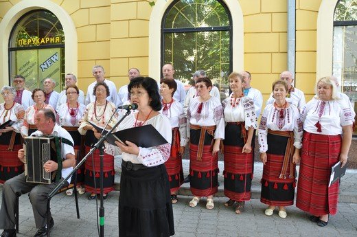 День Незалежності в Мукачеві відзначають під народні пісні та молитву за Україну (ФОТО) – 05