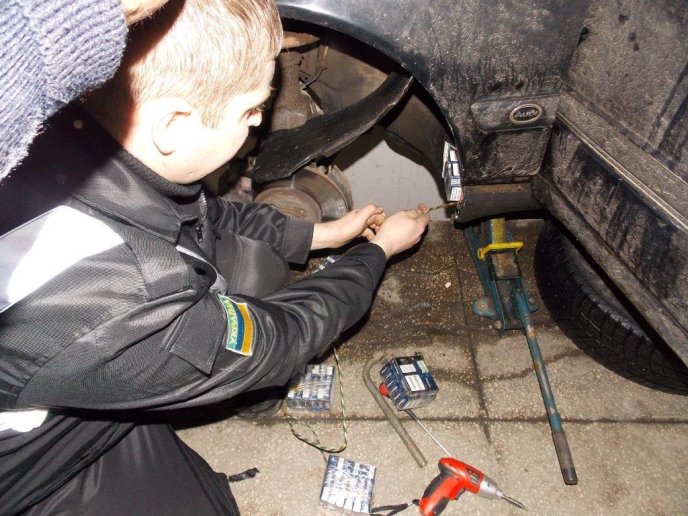 Двоє угорців позбулись на кордоні своїх "КІА" та "Ауді" за спробу перевезення контрабанди – 03