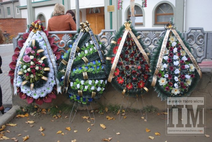Сотні заплаканих очей провели в останню дорогу загиблого у зоні АТО мукачівця (ФОТОРЕПОРТАЖ) – 01