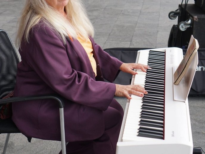 Салон краси просто неба: в Ужгороді зробили подарунок для людей похилого віку – 16 Салон краси просто неба: в Ужгороді зробили подарунок для людей похилого віку – 16