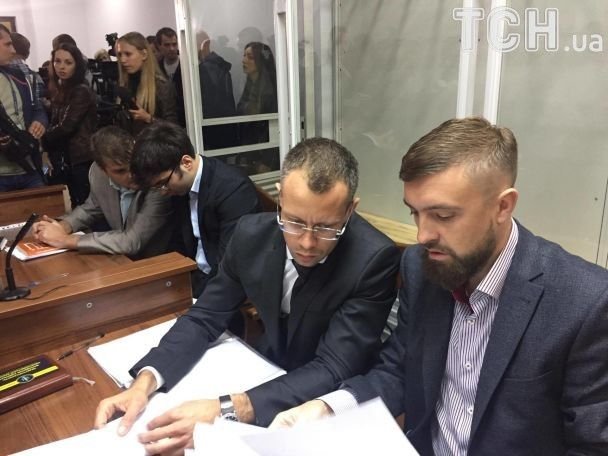 Син нардепа Нестора Шуфрича прийшов на суд разом із впливовим батьком – 04