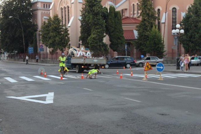 У Мукачеві оновлюють дорожню розмітку вулиць – 01
