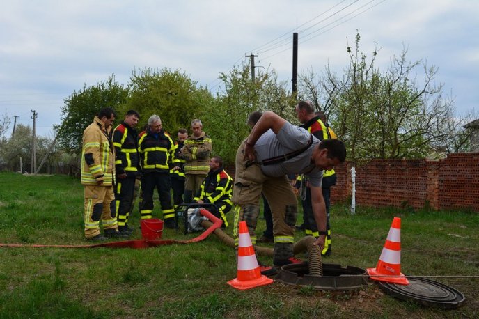 На Мукачівщині вогнеборці отримали від швейцарських колег пожежно-рятувальний автомобіль – 04 На Мукачівщині вогнеборці отримали від швейцарських колег пожежно-рятувальний автомобіль – 04