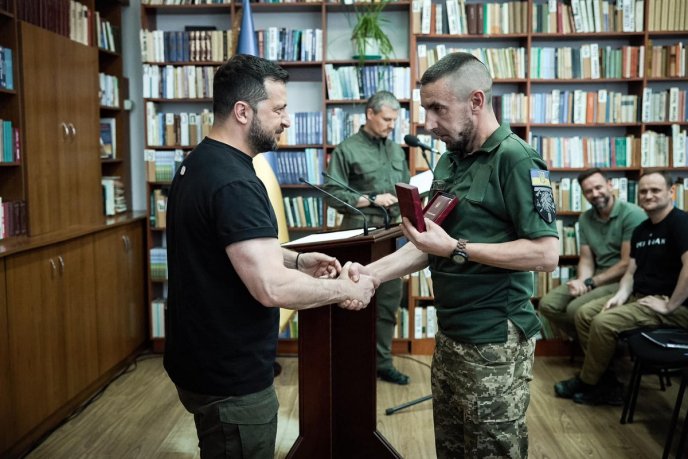 Володимир Зеленський на Закарпатті вручив військовим державні нагороди – 04 Володимир Зеленський на Закарпатті вручив військовим державні нагороди – 04