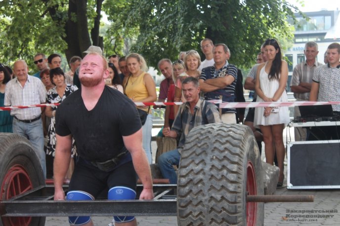 В Ужгороді визначали найсильніших богатирів – 06