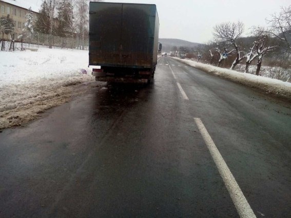 На Мукачівщині жінка потрапила під колеса вантажівки – 02